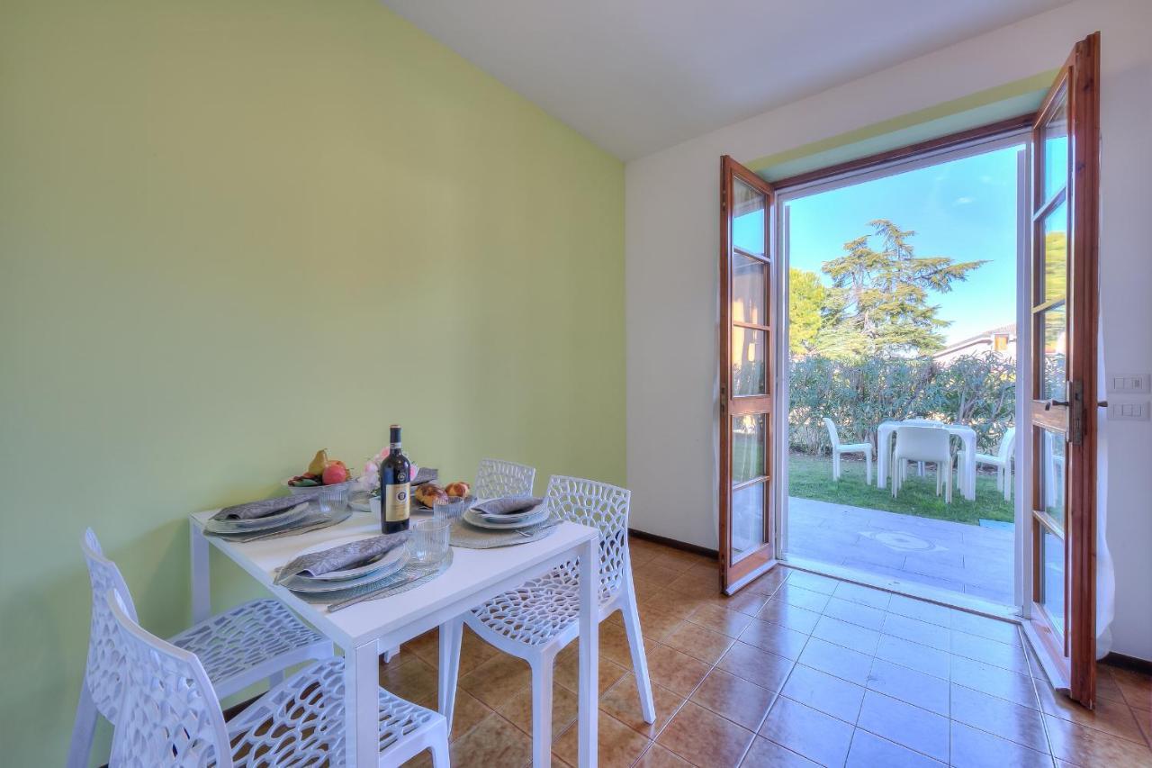 Villa Fiorita Apartments - Happy Rentals Сирмионе Экстерьер фото